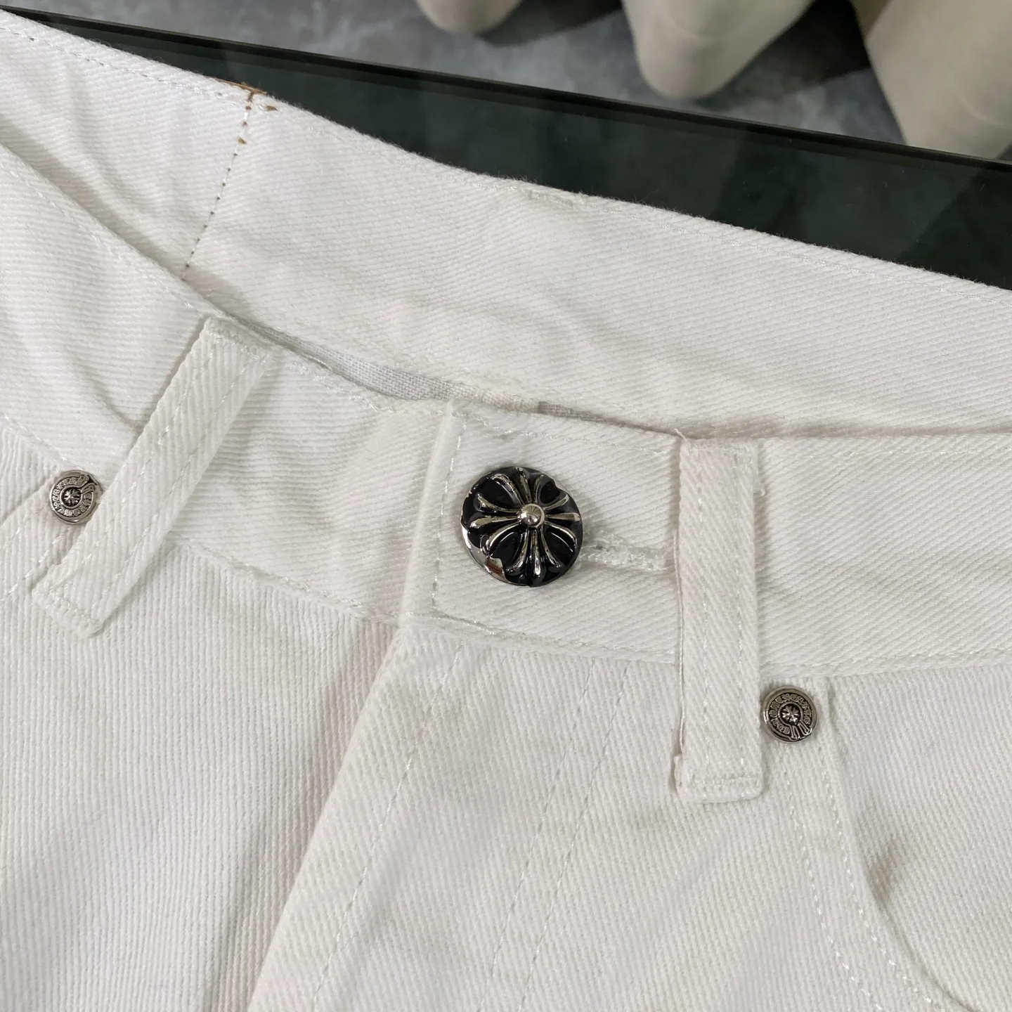 P240 chrome hearts Chrome Hearts 2025 new London limited apple green cross patch leather white jeans vi Top heavy industry fashionable design] Consistent high street luxury style creation. Speaking of this style, the Zangyin family and GU family are definitely the leading representative brands. Especially the Zangyin family has really achieved a state-of-the-art effect in creating high street style. The unique washed material is used to create this style. The color system is quite eye-catching. After it is decorated with patchwork cross flowers, it cleverly highlights the charm of the brand. Secondly, this style uses classic The classic high-waist cutting design highlights the long legs and fashionable temperament of the upper body. The brand is highly recognizable and the slim fit configuration is more suitable for daily wear. It is a product that interprets personality, fashion, and specifications at a glance. This single product is enough to make any fan excited. It can be a white T-shirt for youthful preppy style, or a tight suspender for lady style. It has strong matching ability and can be easily controlled by men.  [Materials and craftsmanship] Needless to say, this point goes without saying. As an excellent craftsman brand, Zangyin’s requirements for details and craftsmanship are really perfect. The washed color of this model has gone through so many processes, not to mention the embellishment of denim appliques. It is also purely hand-made and sewn. Just like what they believe in, only hand-made things have soul and have the meaning of wear. A top-notch heavy-duty fashionable denim item, I look forward to your perfect interpretation! !  Size:28-34